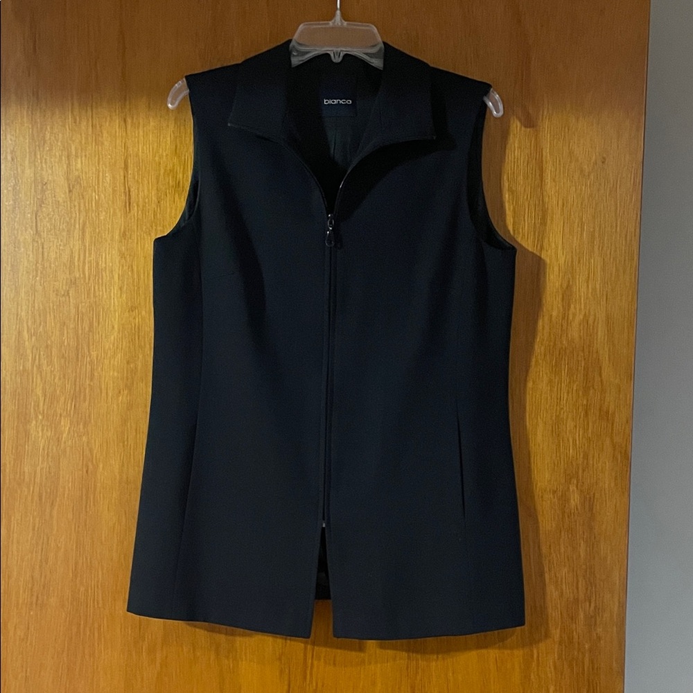 Bianca Elegant Black sleeveless top with side pockets